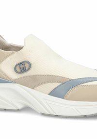 Chaussure beige à enfiler avec une tige texturée ; accents bleu clair ; semelle blanche coussinée ; emblème du logo sur le côté extérieur.