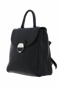 Zaino in pelle nera con una forma strutturata, dotato di una chiusura a patta, hardware in argento e una maniglia superiore per il trasporto.