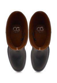 Mustat nahkaiset nilkkurit, joissa on sileä pinta, pyöreä aukko ja ruskea sisusta. "CG"-logo painettu hopeanvärisenä sisäpohjaan.