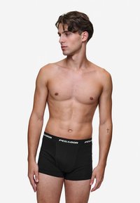 Boxeri negri din bumbac cu un design ajustat, având o bandă elastică moale imprimată cu numele brandului "PEGADOR." Textură netedă și cusături minimale.