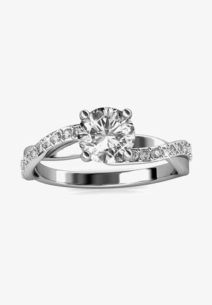 Bague en argent mettant en valeur un grand diamant rond central maintenu par quatre griffes, accentuée par de plus petits diamants le long d'un anneau torsadé.