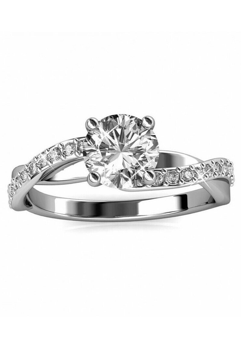 Anello d'argento con pietra centrale rotonda di grandi dimensioni incastonata in quattro griffe, accentuato da diamanti più piccoli lungo una fascia attorcigliata.