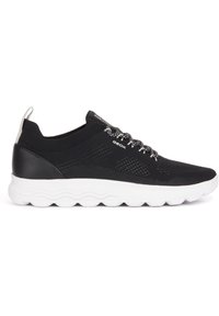 Baskets tricotées noires avec semelle blanche ondulée, lacets noirs et blancs, et logo "GEOX" sur le côté, conçues pour un usage décontracté.