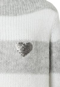 Grijs-wit gestreepte gebreide trui met een textuurlijke, zilveren pailletten hartembleem op de borst. Zacht materiaal met zichtbare stiksels.