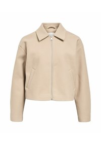 Beige cropped jakke med flad krave, frontlynlås, to sidelommer og en glat tekstur. Designet med en afslappet pasform og sænkede skuldre.