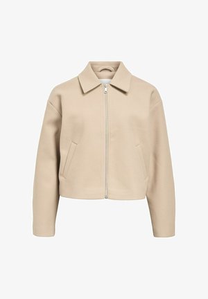 Beige cropped jacket met een platte kraag, ritssluiting aan de voorkant, twee zijzakken en een soepele textuur. Ontworpen met een losse pasvorm en verlaagde schouders.