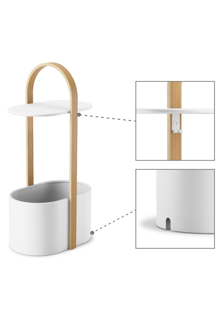 Vaso cilindrico bianco con manico in legno naturale e mensola superiore. Presenta un lato aperto per il drenaggio e un design minimalista e sicuro.