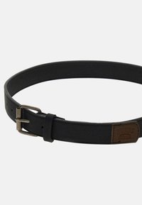 Cintura in tessuto intrecciato nera con fibbia metallica e tag in pelle. Presenta una superficie testurizzata e numerosi fori regolabili.