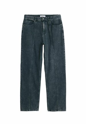 Donkergrijze denim jeans, met een wijde pijp, voorzien van dubbele voortassen en een klein logo boven de rechter tas. Heeft zichtbare stiksels en een hoge taille.