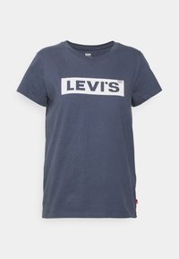 Granatowa bawełniana koszulka z krótkim rękawem i okrągłym dekoltem. Posiada biały prostokątny logo Levi's na środku.