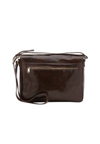 Borsa a tracolla in pelle marrone con finitura lucida, dotata di tasca anteriore con zip e tracolla regolabile. Design quadrato e linee pulite.