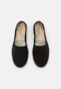 Sorte ruskind espadrilles med et enkelt design, jutesål og indersål trykt med grønne blade. Kantet med en kontrasterende beige syning.