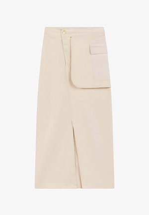 Beige Midikleid mit seitlichem Schlitz, vorderer Knopfverschluss und einer Patten-Tasche auf der linken Seite. Hergestellt aus glattem Stoff mit feiner Textur.