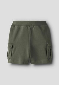 Bermuda cargo verde oliva realizzate in tessuto morbido, dotate di una cintura elastica e due tasche laterali con chiusure a pattina.