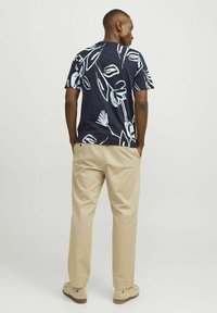 Jack & Jones PREMIUM ALL OVER RUNDHALS - T-shirt med print - navy blazer