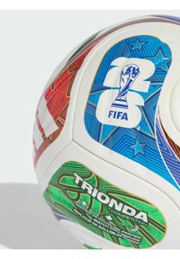Pallone da calcio della competizione FIFA Trionda; bianco con motivi geometrici rossi, blu e verdi; presenta loghi e superfici testurizzate.