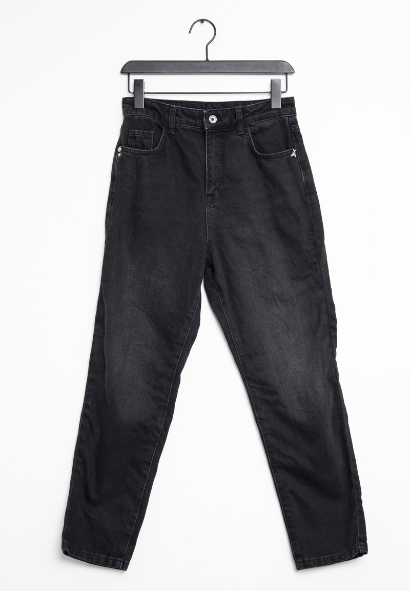 Musta farkkushortsit, joissa on rento istuvuus, viisi taskua, napin suljenta ja klassinen muotoilu. Materiaali on pehmeää ja hieman haalistunutta.