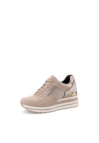 Sneakers beige con materiali in suede e rete. Caratterizzati da una suola spessa a righe, dettagli decorativi in oro e un motivo con logo sul lato.