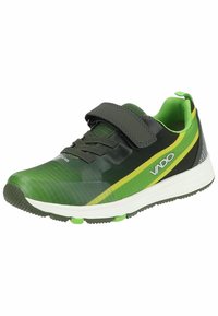 Scarpa sportiva verde con tomaia sintetica, caratterizzata da un motivo mimetico, strisce gialle e nere, e una fibbia in velcro per una vestibilità sicura.