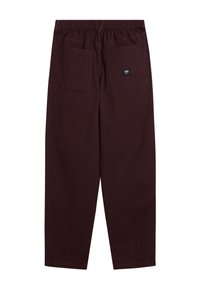 Bordowe spodnie z elastycznym paskiem w talii, dwoma tylnymi kieszeniami i teksturowanym wzorem tkaniny. Na prawej kieszeni znajduje się mała metka marki.