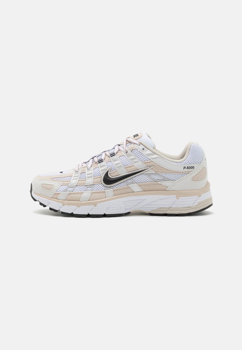 Leichte Laufschuhe mit einem Obermaterial aus Mesh in Beige und Weiß mit grauen Akzenten, gepolsterter Sohle und einer schwarzen Gummisohle.