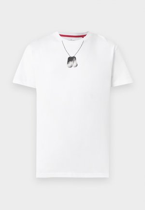 Bijela kratka majica s otisnutim pasjim oznakama koje vise s ogrlice na kuglice oko vrata.