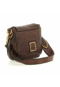 Borsa a tracolla in pelle marrone con finitura testurizzata, borchie color oro e un'etichetta rettangolare con dettagli del marchio in rilievo. Tracolla regolabile.