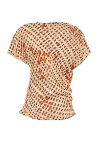 Top a maniche corte in tessuto beige con un motivo a griglia marrone e pois arancioni. La texture morbida e il design drappeggiato esaltano il suo movimento.