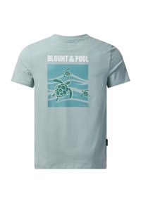 Ανοιχτό μπλε T-shirt με γραφικό τριών θαλάσσιων χελωνών που κολυμπούν, λευκό κείμενο "BLOUNT & POOL" πάνω από το σχέδιο στην πλάτη.