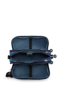 Blaue Stoff-Geldbörse mit mehreren Fächern und Innencompartments, versehen mit einem gemusterten Außenmaterial und einem pelzigen Reißverschlussanhänger.