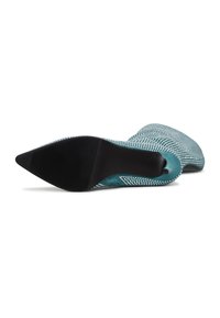 Pantofii cu toc înalt, cu vârf ascuțit, au un material texturat de culoare teal cu modele albe, o talpă din cauciuc negru și un design elegant, potrivit pentru îmbrăcămintea formală.