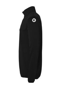 Sort fleecejakke med høj krave, udstyret med lynlås foran og et rundt logo på venstre skulder. Enkel, tætsiddende design.