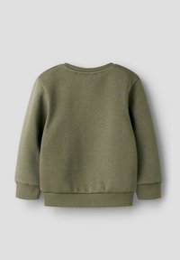 Bluza w oliwkowym zielonym kolorze wykonana z miękkiego materiału, z prążkowanymi mankietami i paskiem u dołu. Prosty design bez grafik i ozdób.