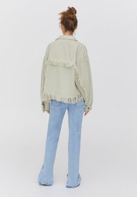 PULL&BEAR Chaqueta vaquera - green