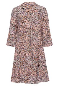 Vestido con estampado floral que presenta una silueta acampanada, mangas de campana y un diseño en capas. Los colores incluyen rosa, naranja, negro y blanco.