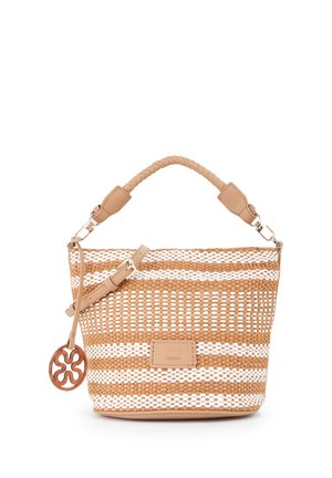 Bolso tejido con rayas en marrón y blanco, con asa trenzada de cuero, correa ajustable y colgante decorativo redondo de madera en un lado.