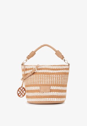 Bolso tejido con rayas en marrón y blanco, con asa trenzada de cuero, correa ajustable y colgante decorativo redondo de madera en un lado.