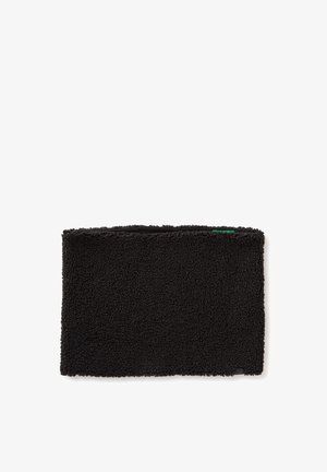 Zwarte fleece nekwarmer met een gestructureerd, zacht oppervlak; rechthoekige vorm; afgewerkte randen; klein groen label bevestigd aan de naad.