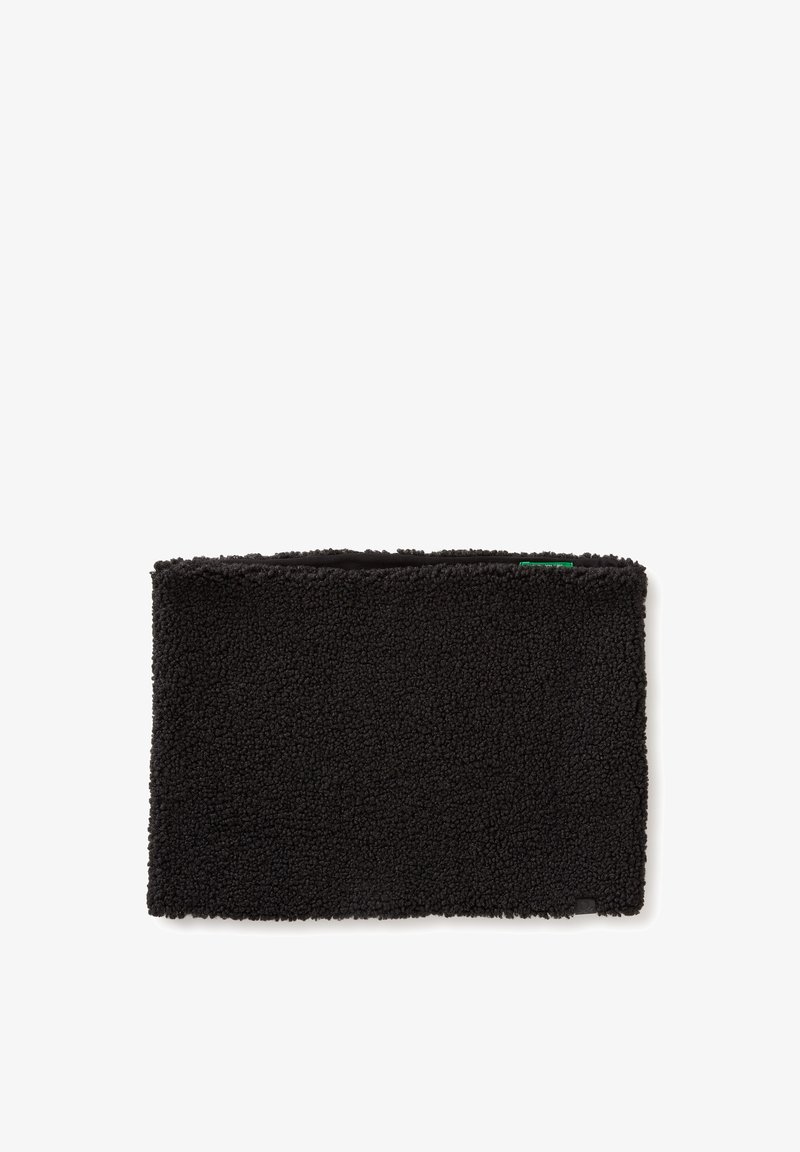 Černý nákrčník z fleecu s texturovaným, měkkým povrchem; obdélníkový tvar; zakončené okraje; malá zelená etiketa připevněná na švu.