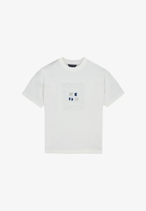 Maglietta bianca a maniche corte con scollo rotondo e un delicato design testurizzato a forma di quadrato con motivi astratti e lettere al centro.