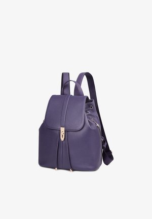 Paarse leren rugzak met een scharnierende flap, goudkleurige hardware, twee verstelbare schouderbanden en een gestructureerde afwerking; heeft een zijrits.
