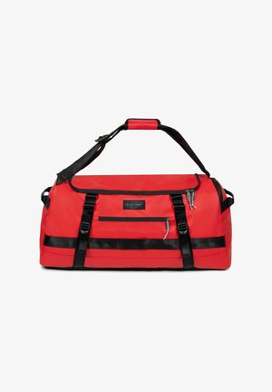 Rød duffel taske med sorte detaljer, lavet af slidstærkt stof. Har et top-håndtag, justerbar skulderrem og en frontlomme med lynlås.