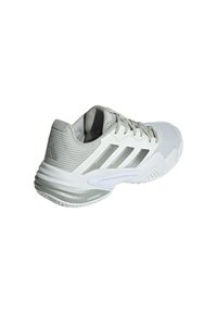 Szare buty sportowe z teksturowaną siateczką u góry, białą podeszwą i trzema srebrnymi paskami po boku. Posiadają amortyzację dla komfortu i przyczepności.