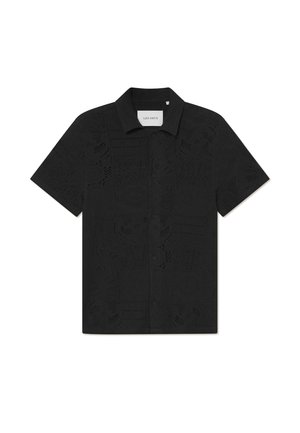 Zwarte shirt met korte mouwen gemaakt van ademend materiaal, met ingewikkelde uitsnijdingen en een knoopsluiting aan de voorkant.