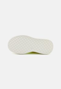 Semelle de chaussure en caoutchouc blanc avec un motif en diamant texturé. Présente des bords surélevés et une légère courbure au niveau des orteils pour plus d'adhérence et de stabilité.