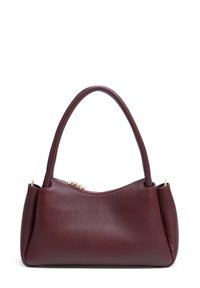 Sac à main en cuir bordeaux avec une forme arrondie, une courte poignée, une fermeture éclair sur le dessus et une finition texturée subtile. Accent en matériel doré.