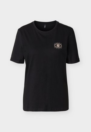 Chemise noire à manches courtes avec revers de manche retroussés et petit motif d'œil brodé sur le côté gauche de la poitrine.