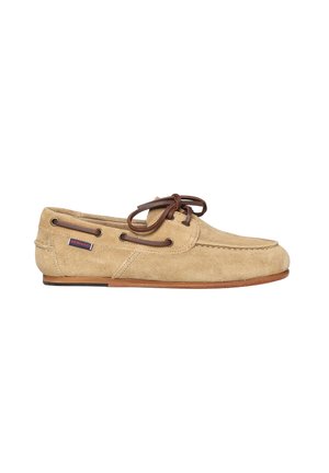 Beige suède bootschoen met bruine leren veters en afwerking, met gestikte moc toe en rubberen zool, Sebago merklabel aan de zijkant.