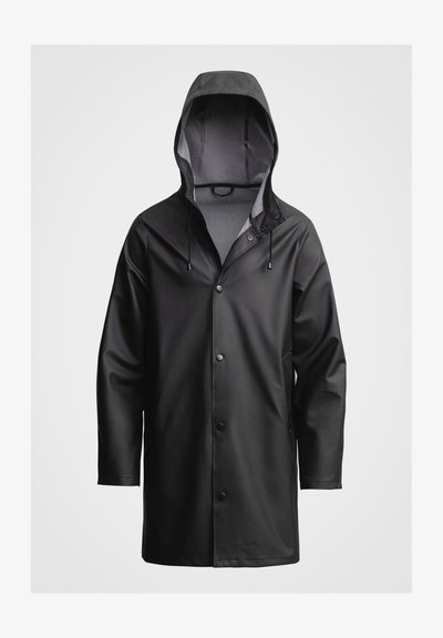 Svart vanntett regnjakke med hette, trykknappslukking og sidelommer. Glatt tekstur med moderne design og minimalt med maskinvare.