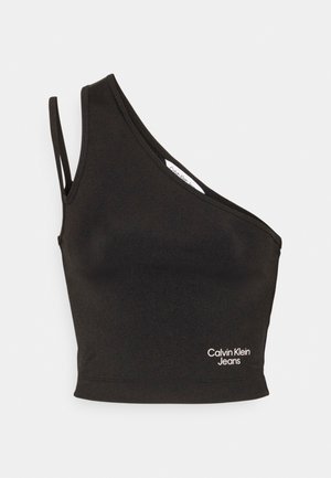 Crop top nero asimmetrico realizzato in un tessuto liscio, con spalline sottili e un logo stampato "Calvin Klein Jeans" sulla parte anteriore.